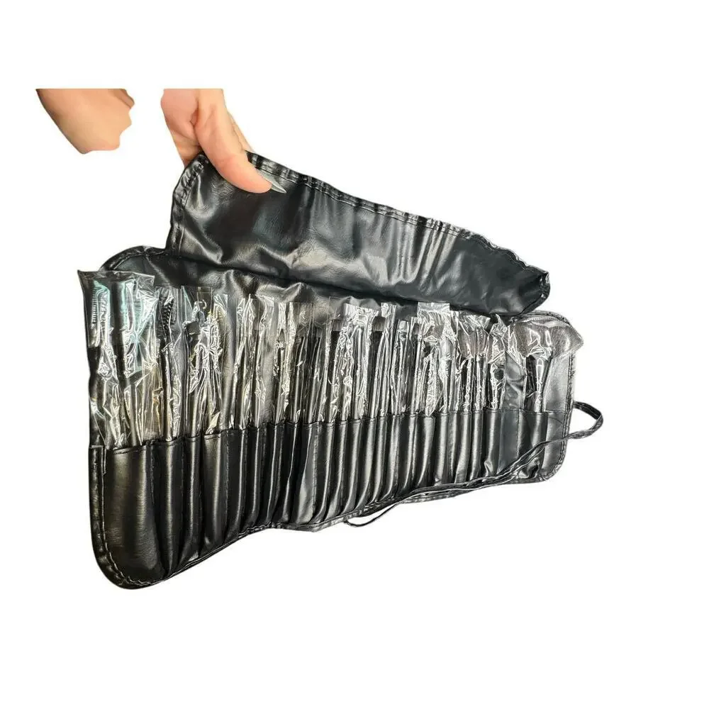 NWT 23 Piece Makeup Brush Set With Carrying Case
